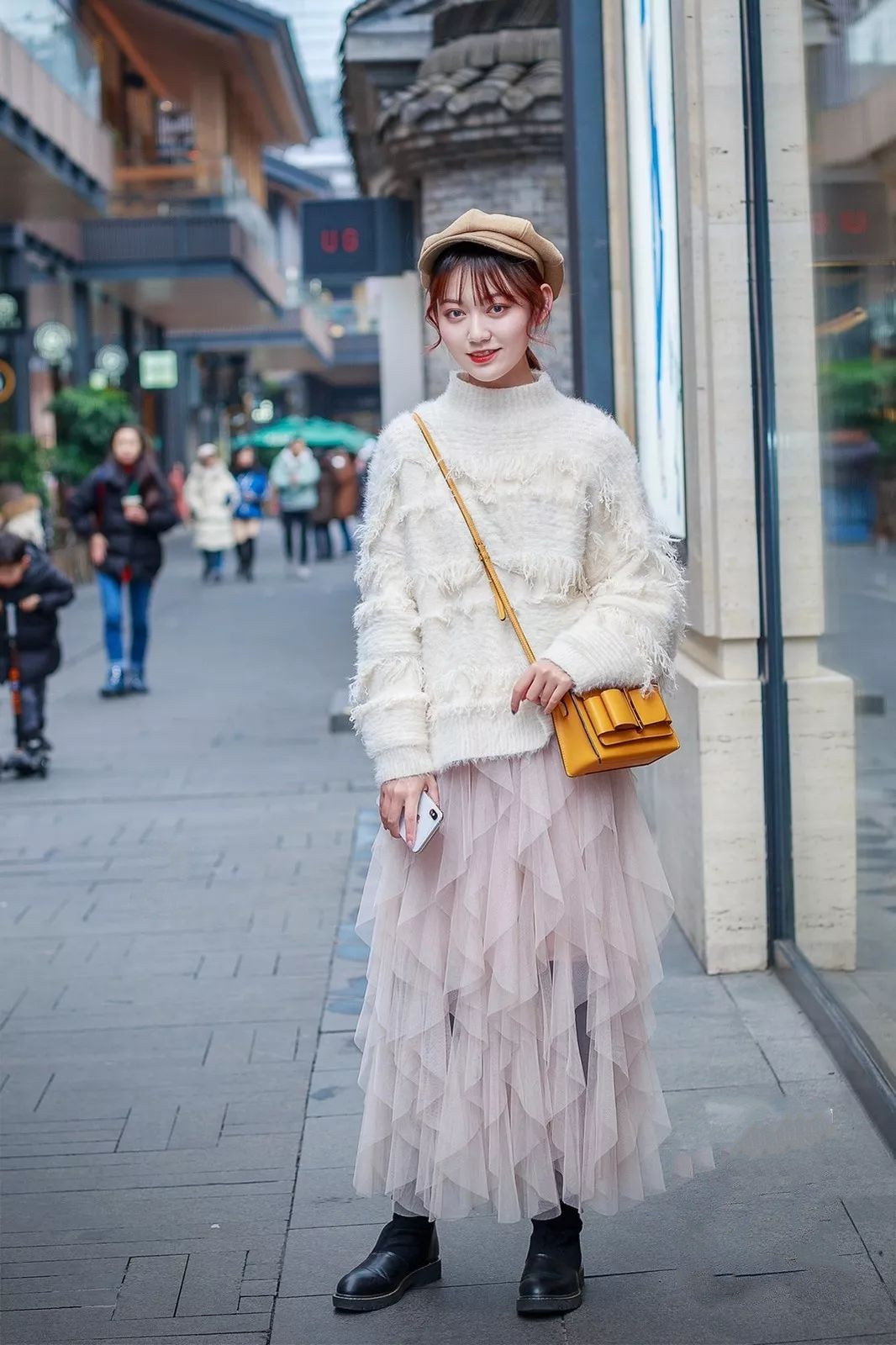 街拍:小姐姐的微笑好像一朵打开的百合,清新美丽