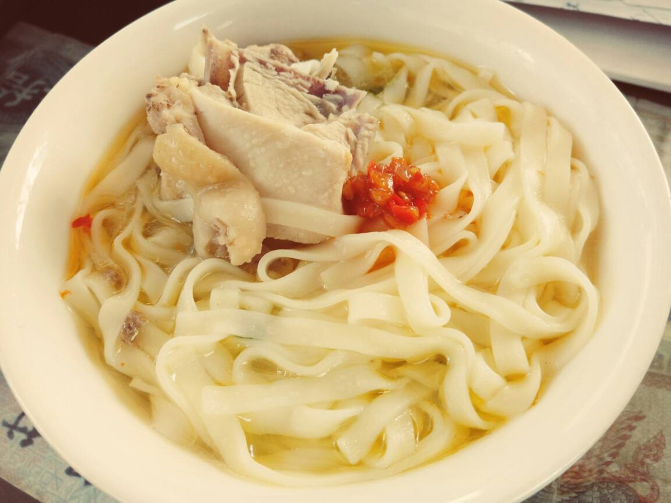 简单滋补的鸡肉汤面,营养开胃,味道鲜美,劲道爽滑