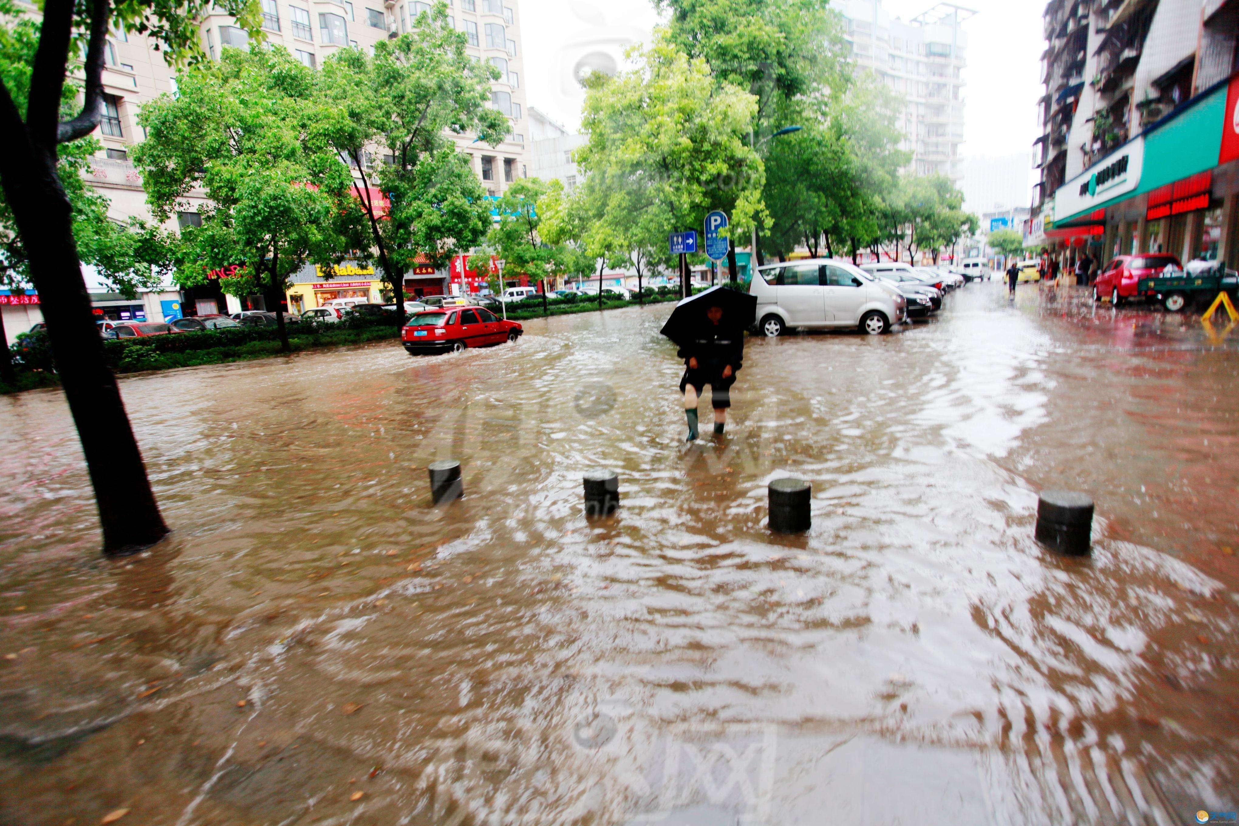 湖北宜昌暴雨致多地内涝 三峡大坝等景区临时关闭