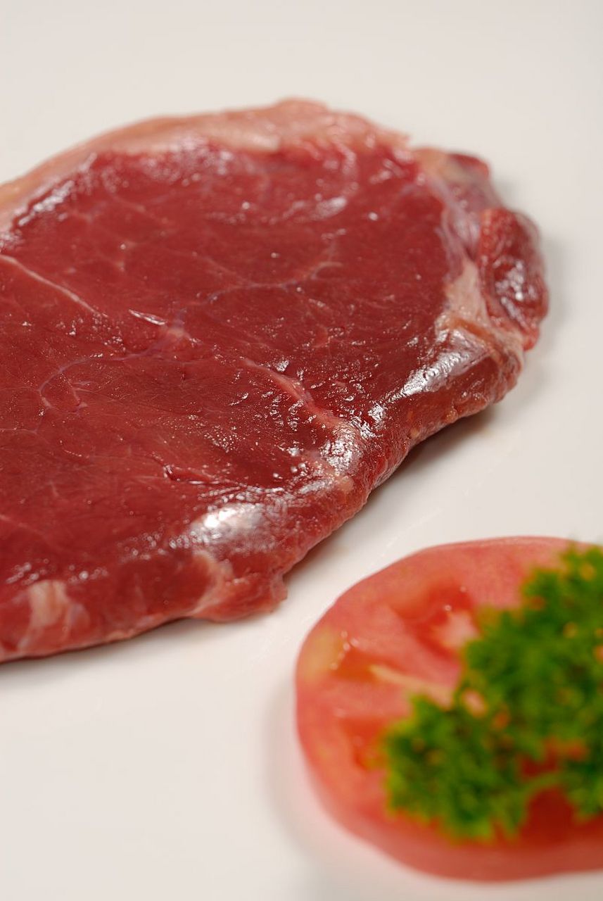 合成肉  像一些街边三无小吃店里售卖的鸡柳,牛扒,肉丸子,里面的肉