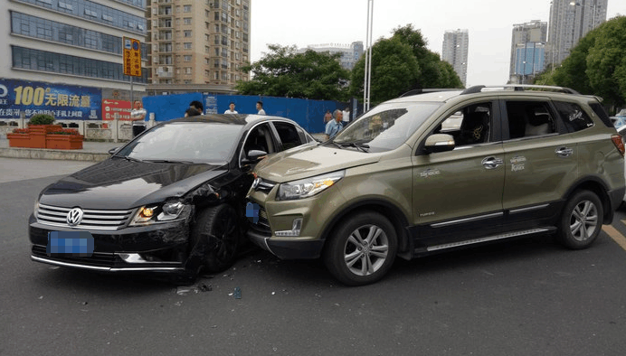 北汽幻速s3怒怼大众小轿车 网友:国产果然相撞的损坏程度都一样