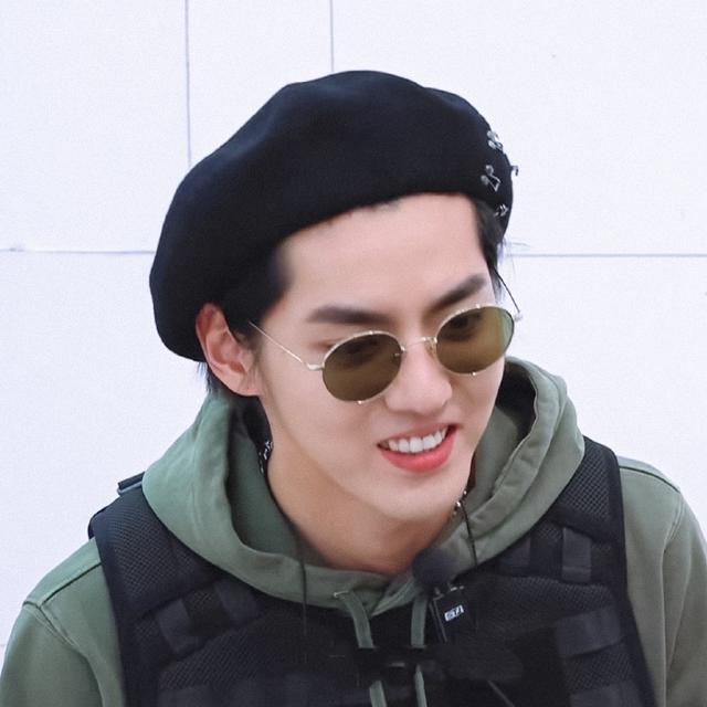 吴亦凡咋这么适合戴贝雷帽!原以为会很女性化,没想到是颜值巅峰