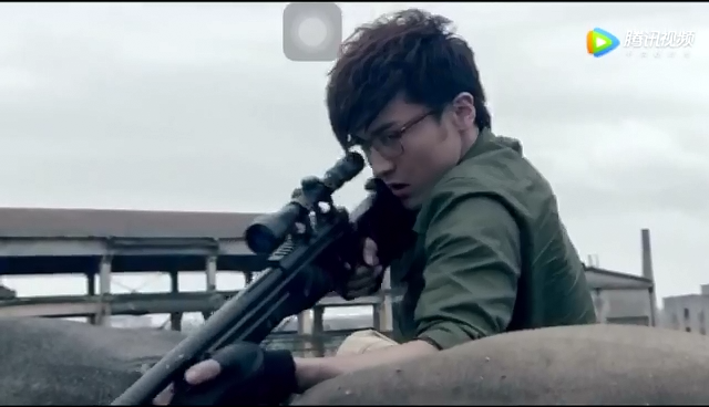 吕子乔带着这个黑布套头,看起来好像不是什么好人样