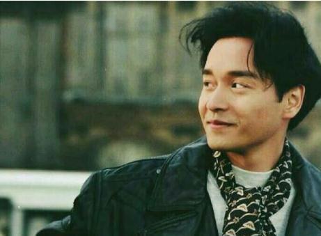 张国荣地位多高?你以为只是捏成龙的脸,踢向华强椅子那么简单?