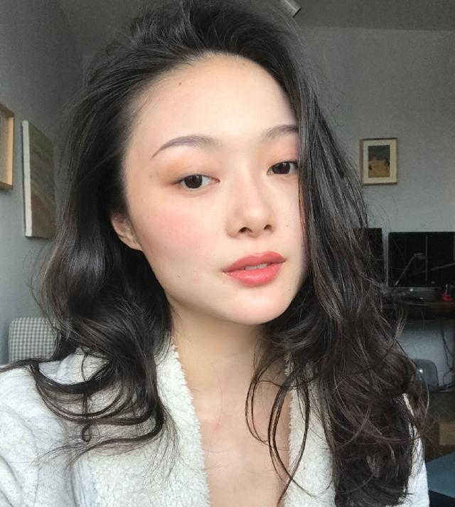 李诞女友黑尾酱晒海边性感照,引起热议,网友:放飞自我了吗?