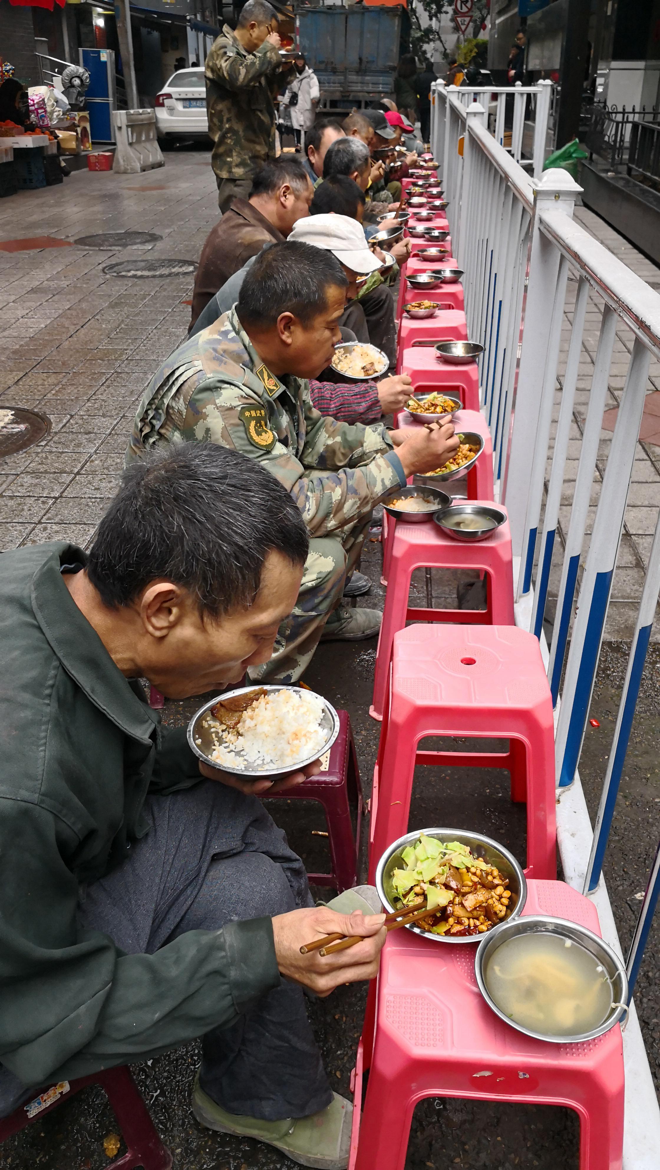 重庆街边现奇怪景象,所有人都背对马路