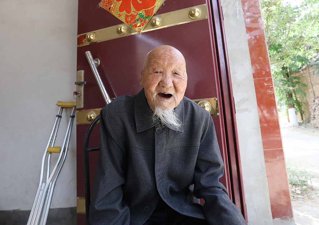 河南平顶山117岁健康长寿老人张学礼 爱读书写字