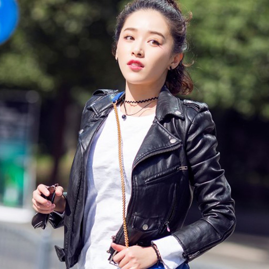 精彩内容: 直到猴子将他们一路载回了家,殷茵才想起来说好要买抱枕的