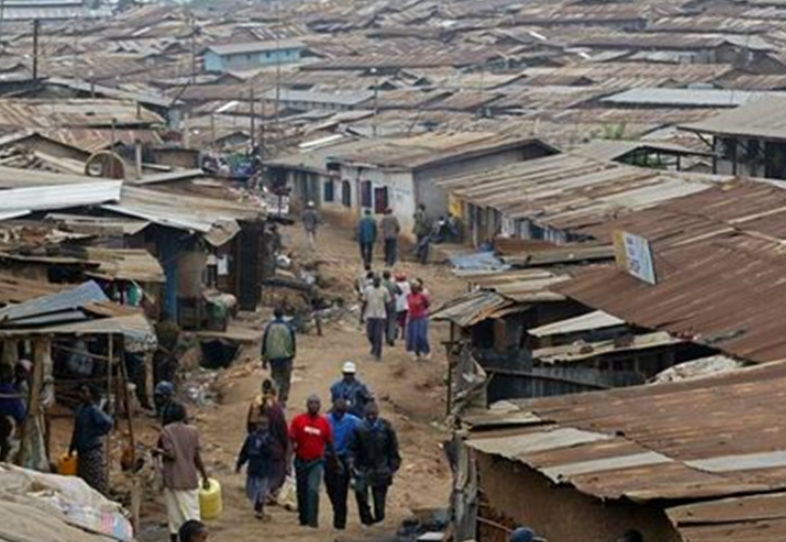 非洲的贫民窟与富人区的氛围天差地别,图为非洲贫民窟,矮小的房屋