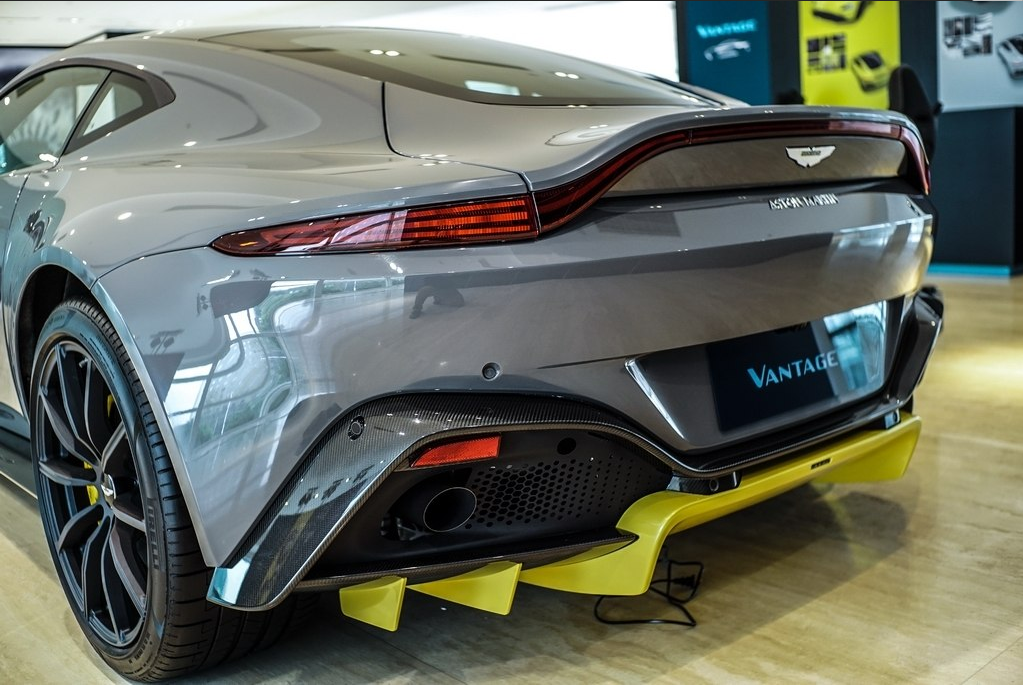 阿斯顿·马丁-v8 vantage优雅之美,带你走进精致的世界!