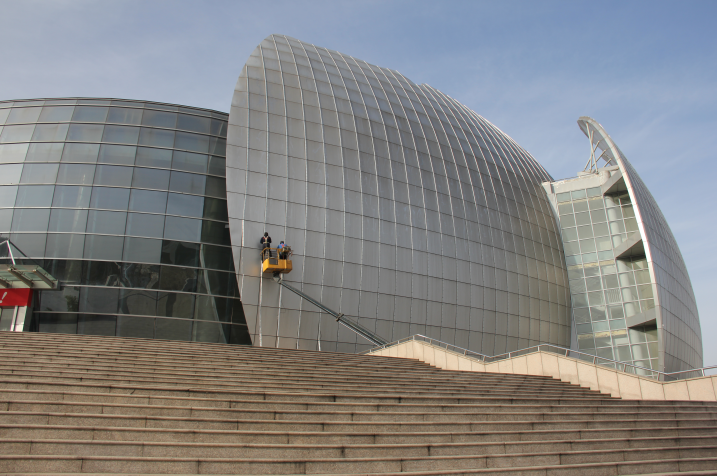 "1月15日15时许,记者在菏泽大剧院前看到,几名工人正在进行牡丹广场