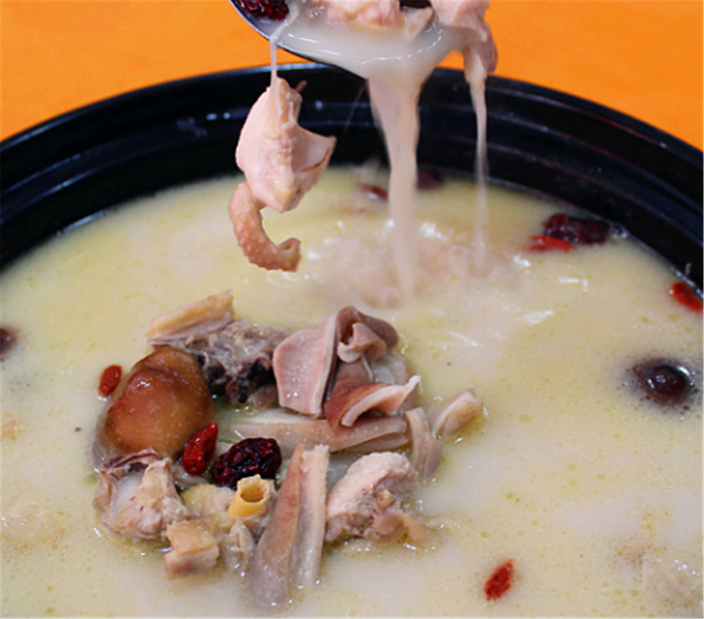 砂锅内置清水,把猪肚放下去,放入辅料.