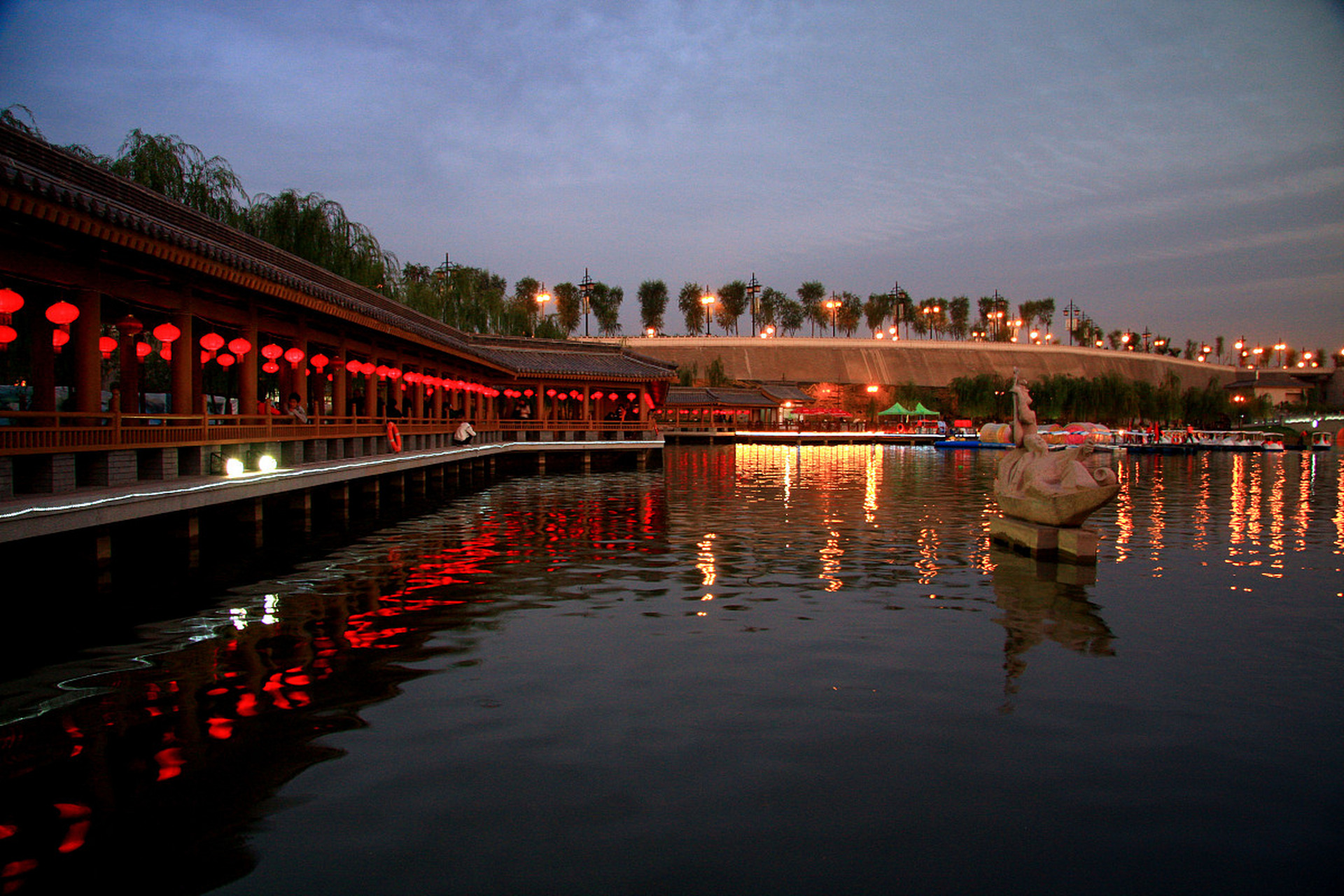 西安曲江池,一个古与今,传统与现代交织融合的地方,位于西安市东南郊