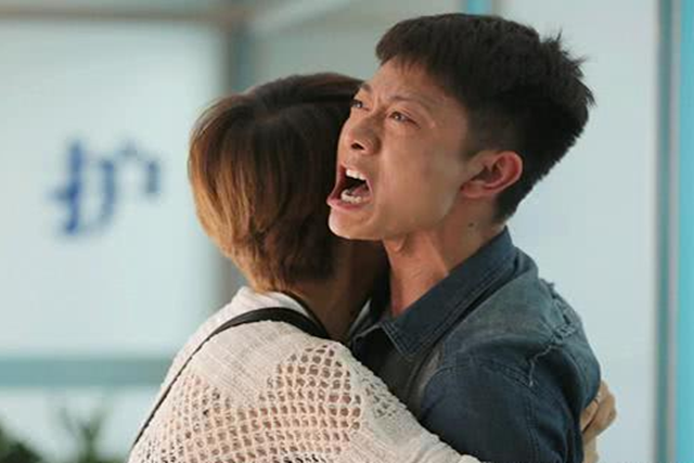 文章哭的痛心,张一山哭的青筋暴出,而他一滴眼泪征服观众