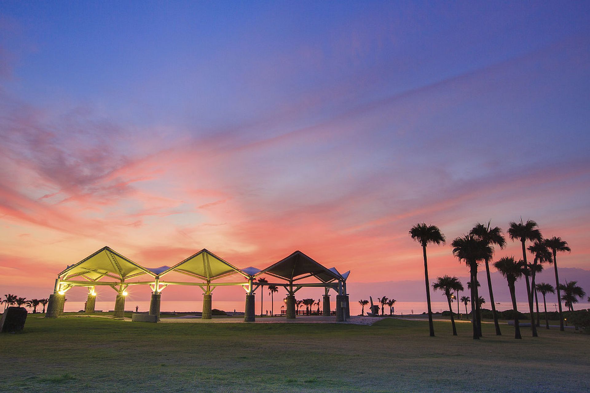 亲爱的观众朋友们,今天我们将带您领略茂名市浪漫海岸景区的独特魅力!