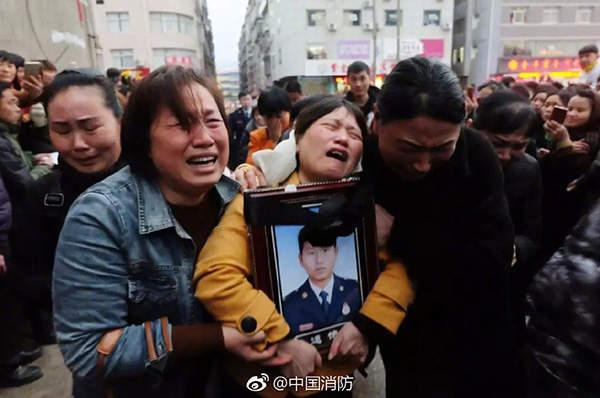消防员为救轻生者牺牲@中国消防:请宽容跳河自杀女孩