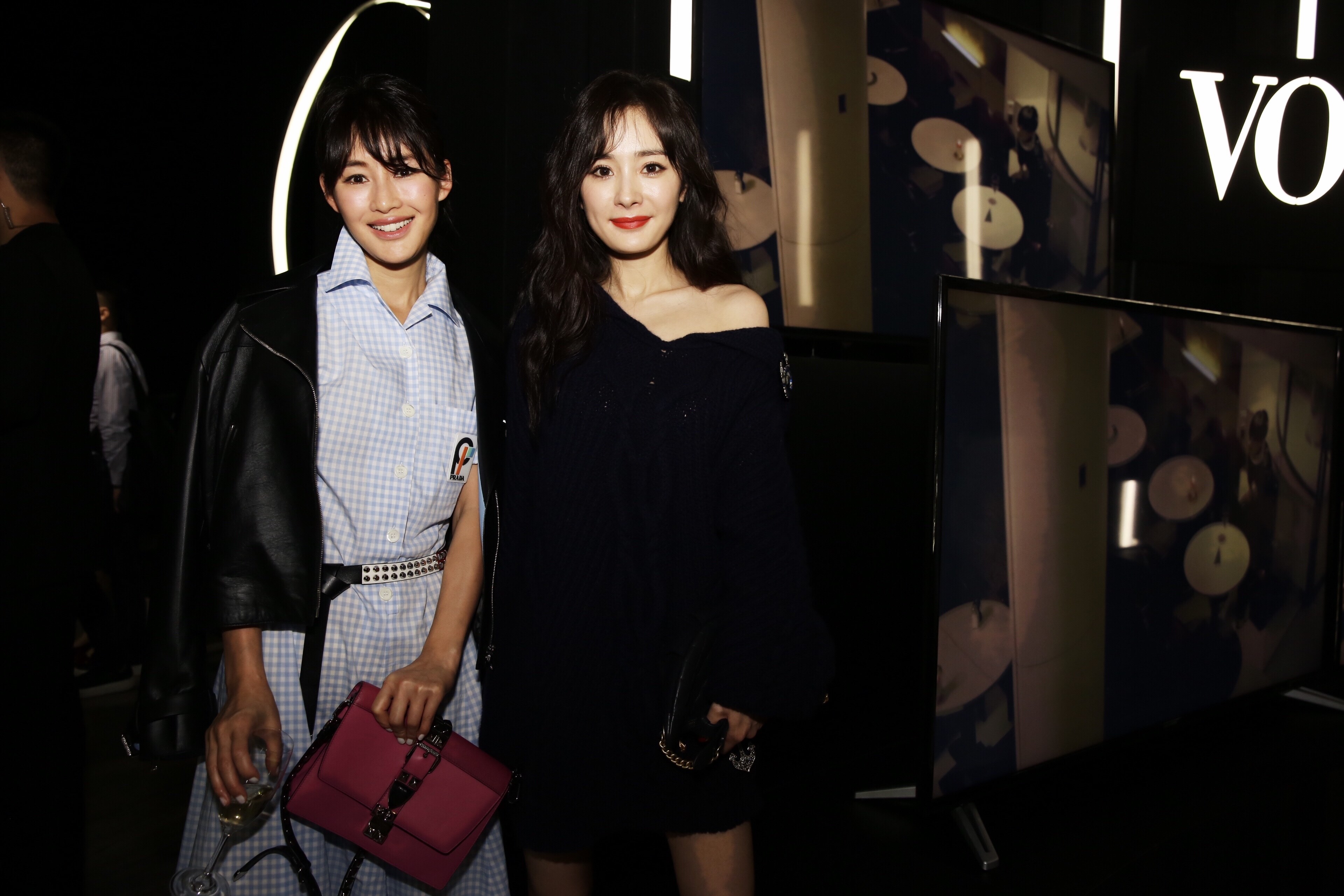 陈燃亮相时尚活动 简约格子衬衫裙清新复古