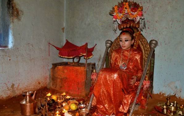 神秘的尼泊尔"活女神":国王见到都要下跪,退休后却嫁不出去