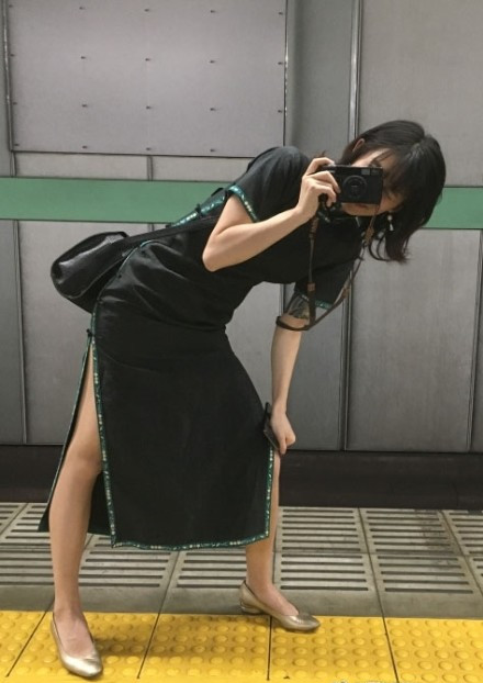 李诞老婆黑尾酱,大花臂暗黑系少女,穿旗袍难掩魅惑,紫色太惊艳