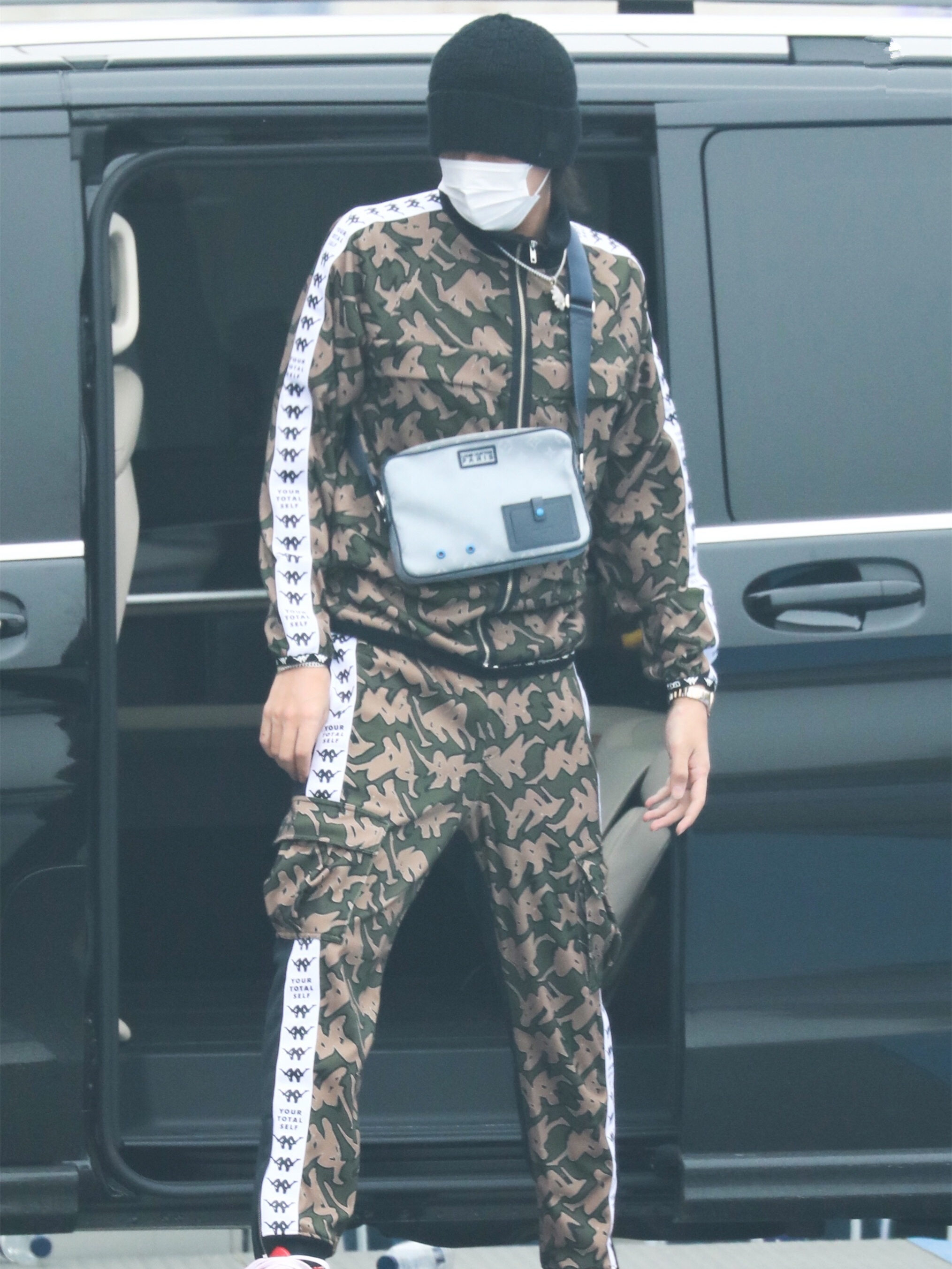 吴亦凡穿绿色运动套装,却配双小红鞋,转过身尴尬了!