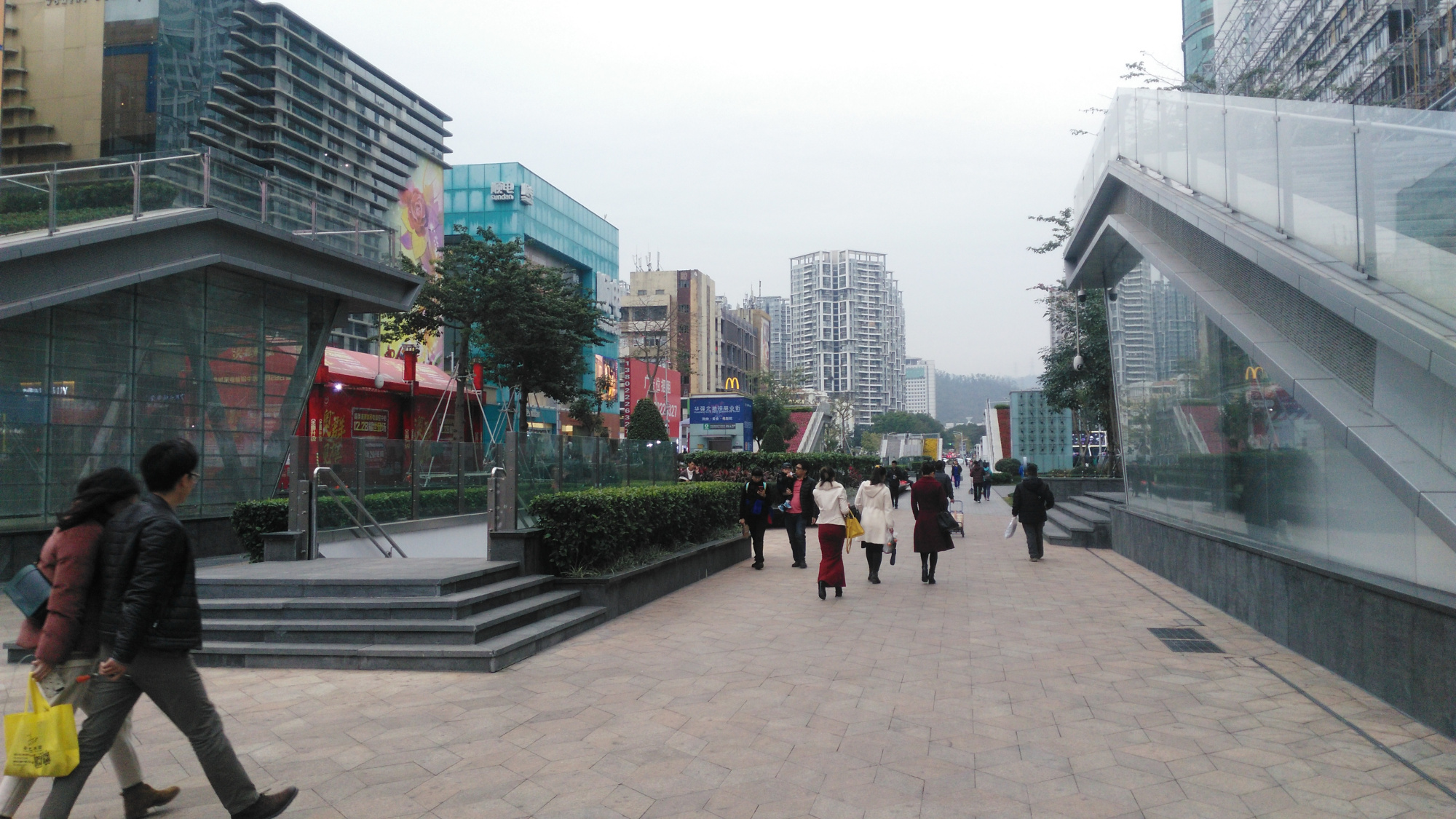 这几栋楼,让我想到更多的是,两个男人中间站着一个女人.