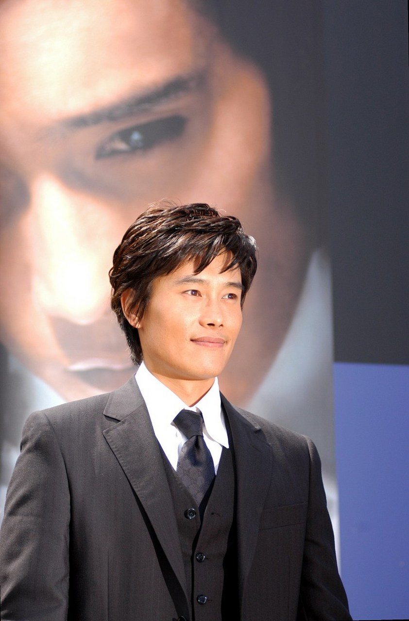 53岁李秉宪再当爸!喜讯传来,41岁妻子李珉廷怀上了二胎!