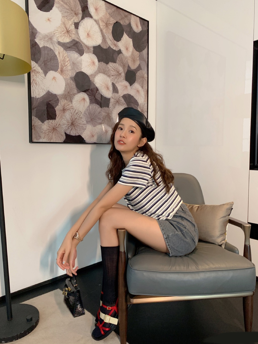 张子萱穿短裤大秀纤细美腿,嘟嘴卖萌的表情少女气息十足