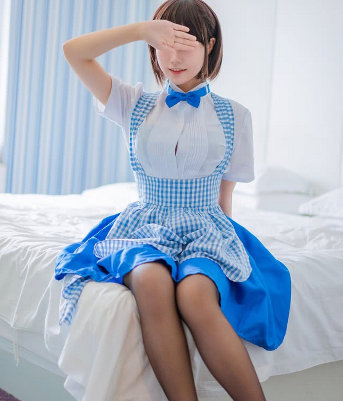 两个美女,黑色丝袜和白色丝袜,你喜欢哪个