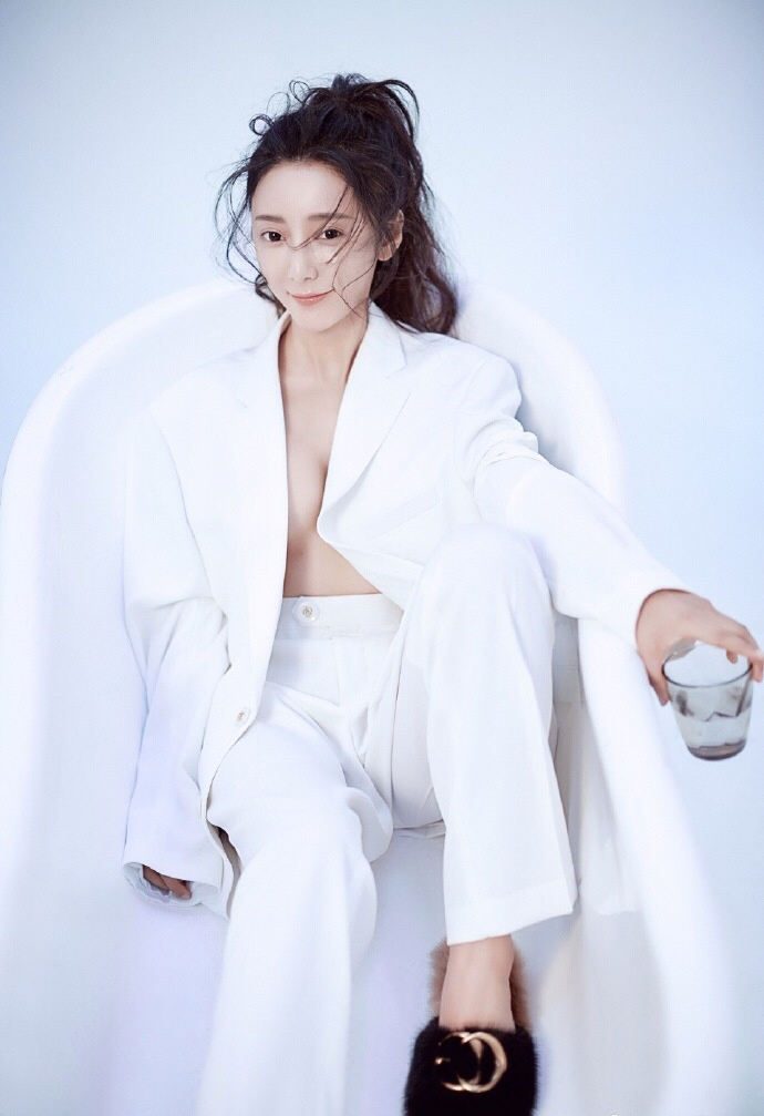 90后女演员王鑫瑶最新写真,外表甜美的少女形象,穿上