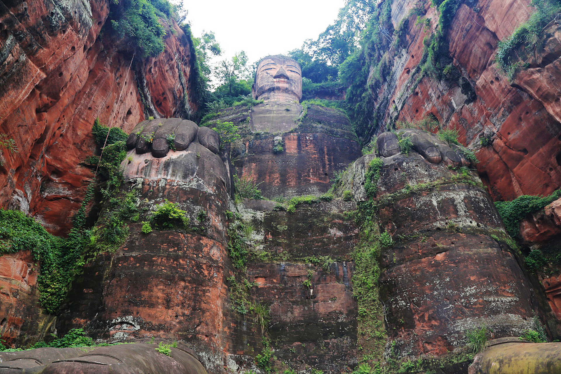 乐山有以乐山大佛为主体的沿江风景带,这是乐山最著名的旅游景点之一.