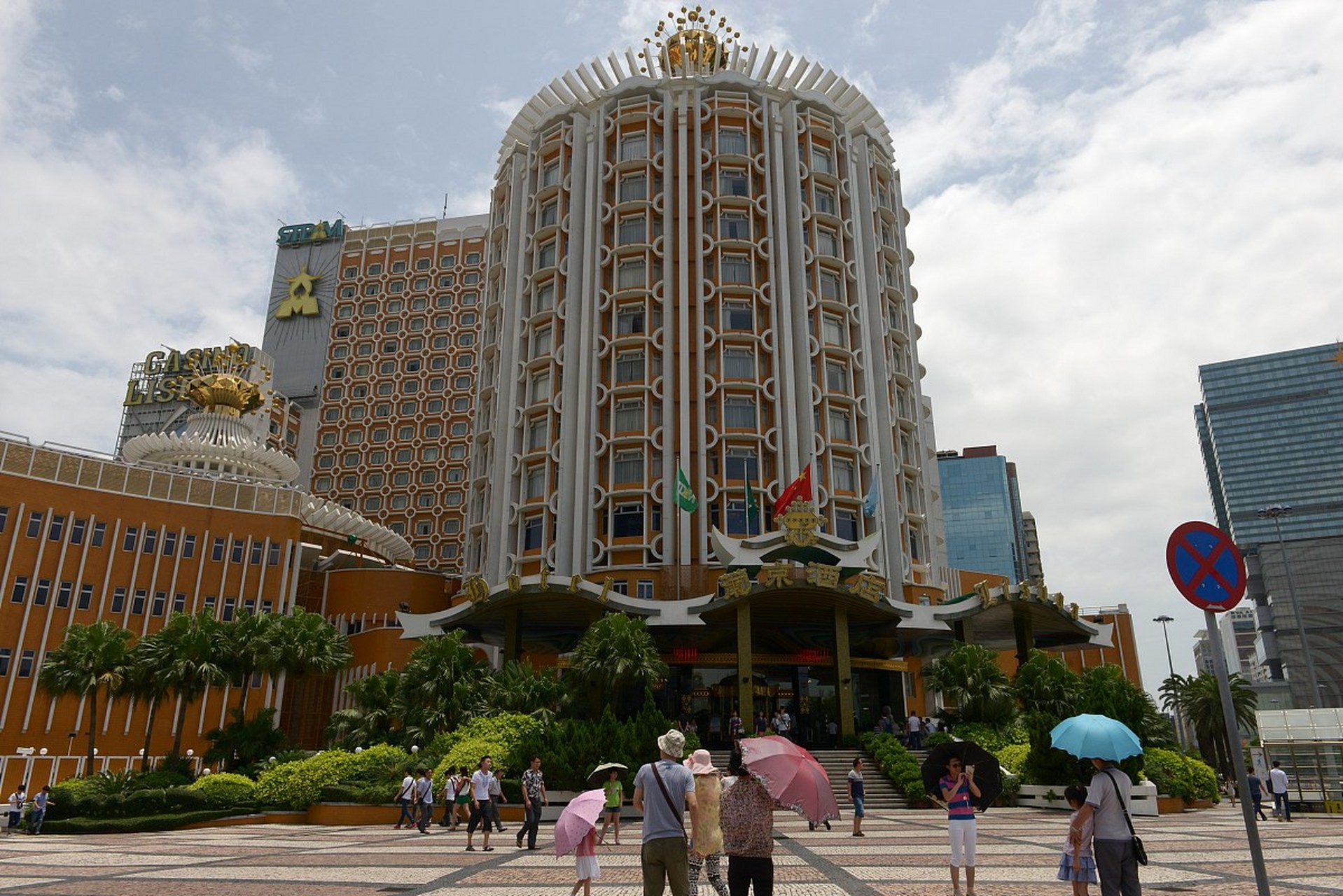 澳门上葡京综合度假村融合中西建筑风格,提供奢华住宿,美食及购物体验