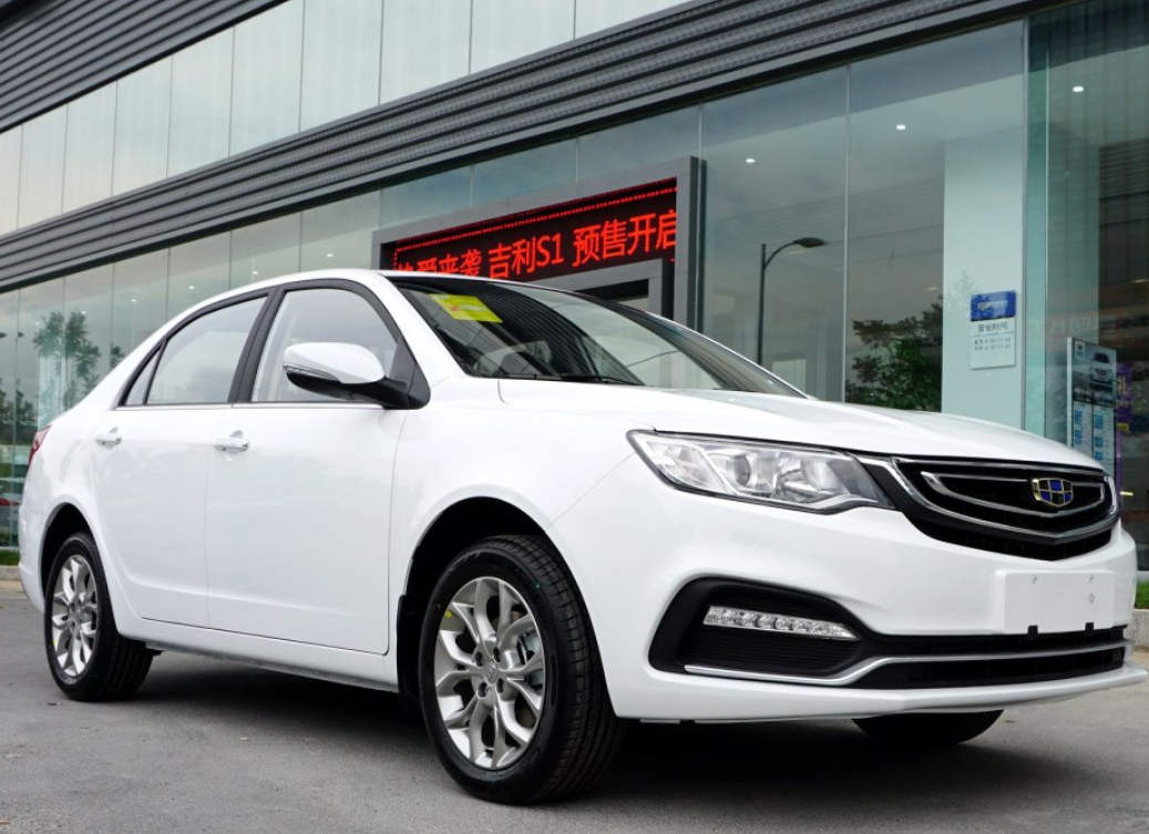 吉利远景:我们一起来看看这款车的整体设计,车身线条采用了非常流行的