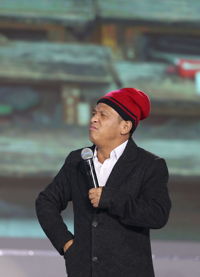 宋小宝联手汪涵演小品 助"马云乡村教师奖"颁奖典礼秀书法