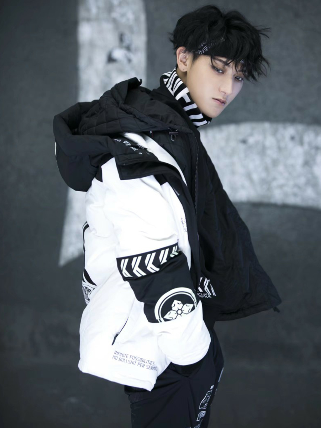 黄子韬穿了黑白两件羽绒服,很有层次感,但却不会让人觉得臃肿.
