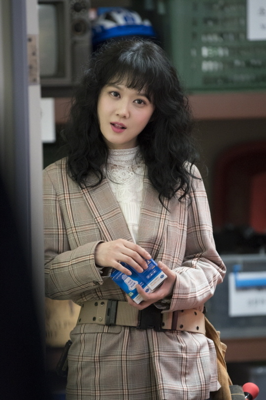 张娜拉泡面卷发搭配休闲装,清新脱俗,37岁逆天颜值实力抢眼