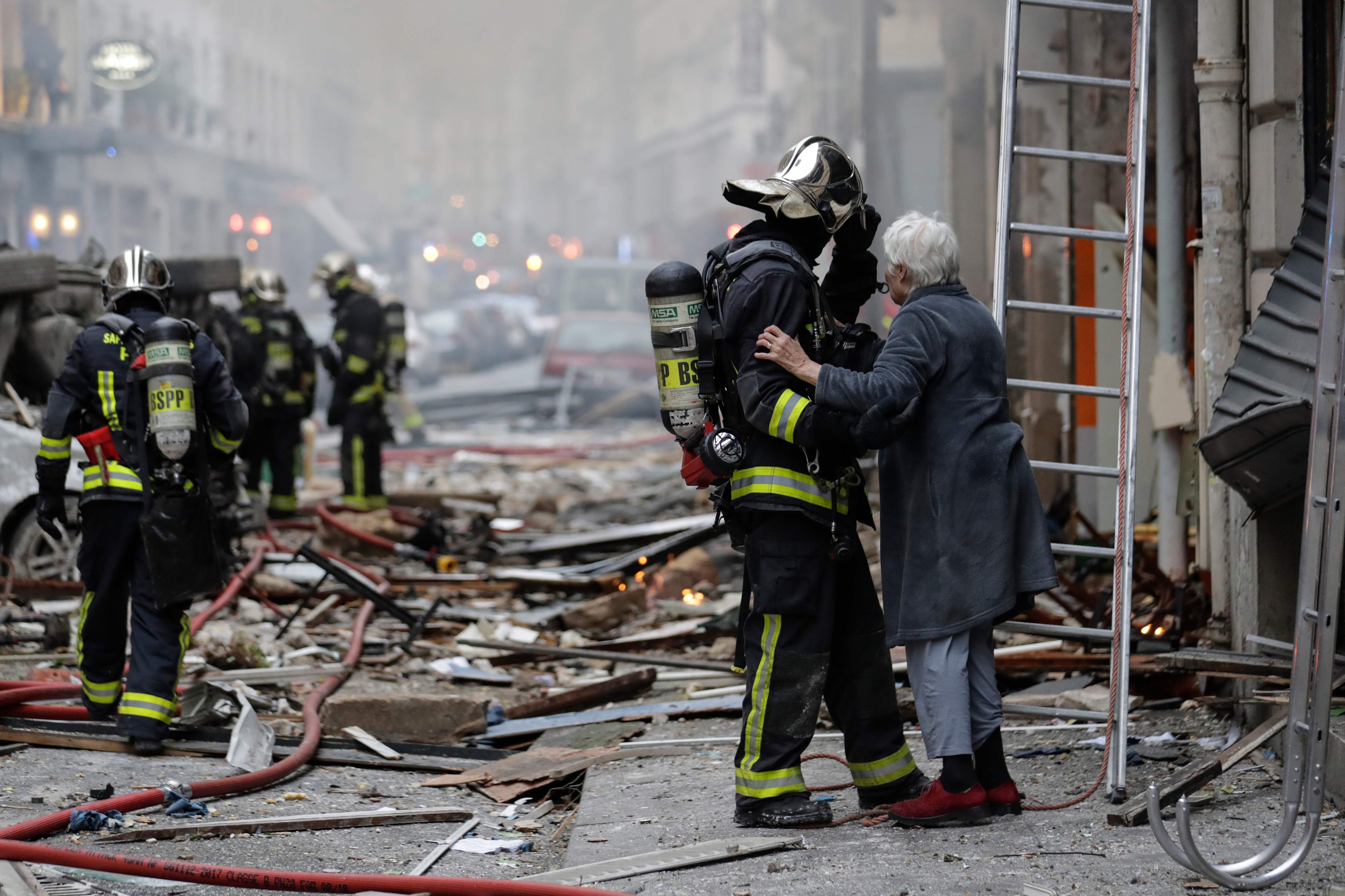 法国巴黎爆炸事件遇难人数升至4人