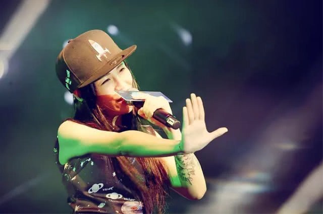 艳乐队由主唱,周晓鸥前妻;唐平作为主唱的艳乐队被称为唯一的一支女子