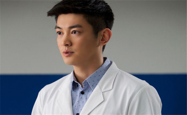 大眼萌爸也有硬汉的一面,不断磨练演技,杜江用实力证明了自己