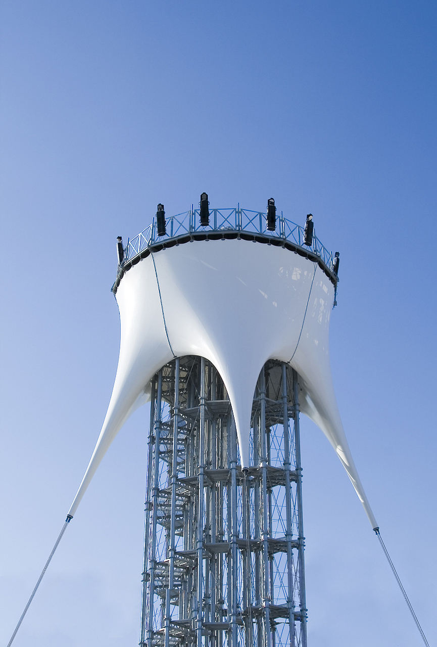 这个跳伞塔,建于1942年,又名重庆跳伞塔,位于现重庆市渝中区大掏邋