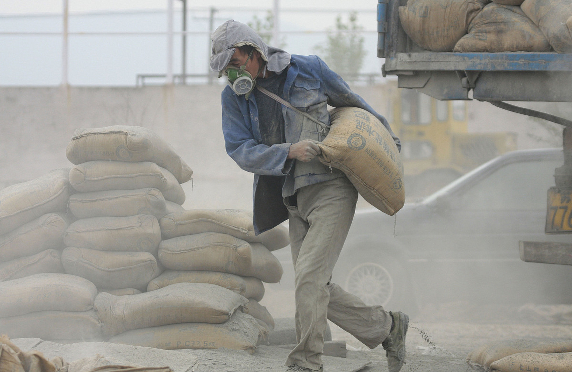 因为公司要搬100袋水泥到5楼,我找了个农民工问价.