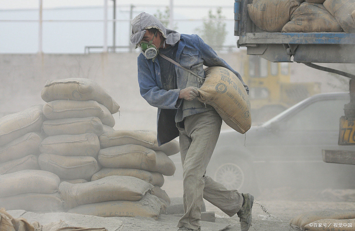 父亲身上的汗水浸透了他的衣服,但他依然坚定地扛着沉重的水泥袋