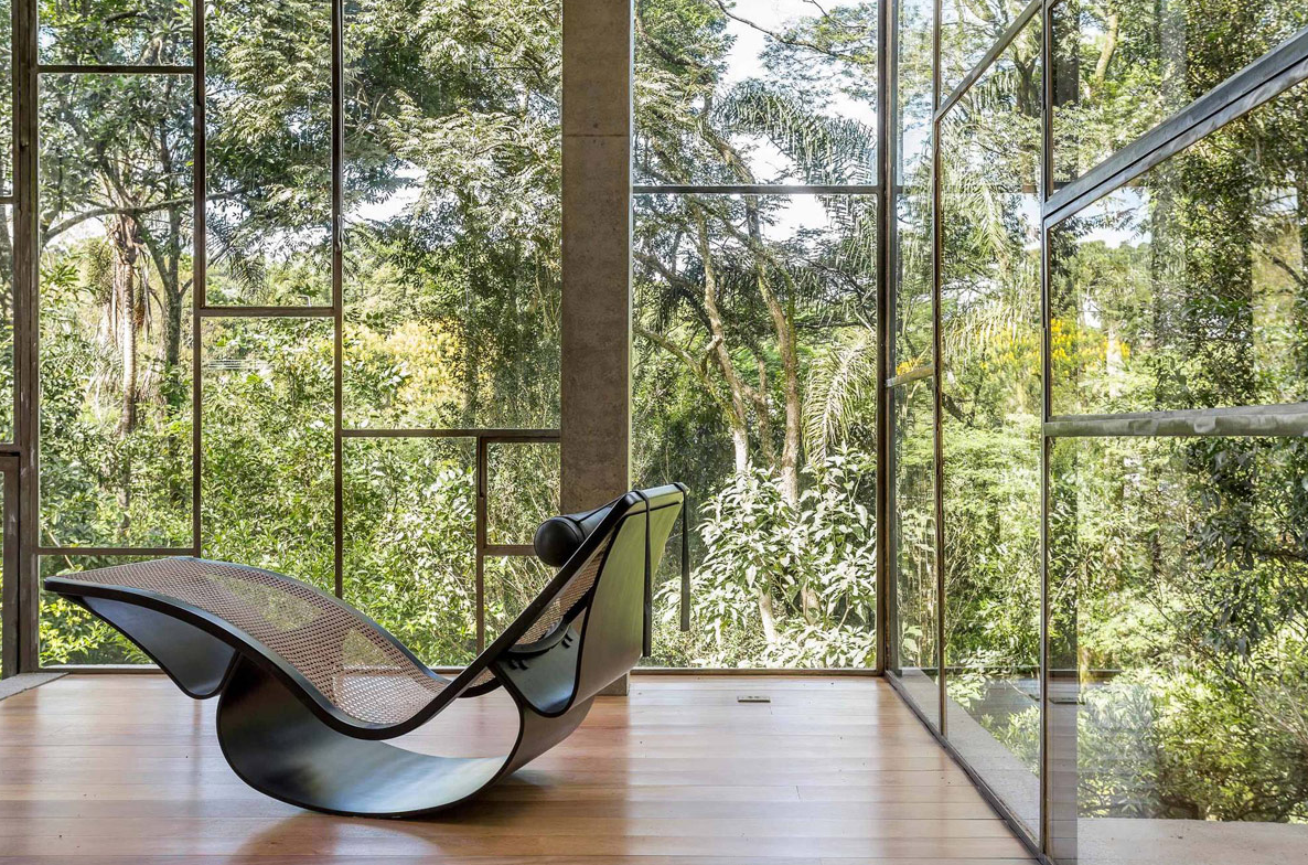 看看巴西富豪在森林里盖的这栋豪宅,三面玻璃墙,让人惊艳的设计