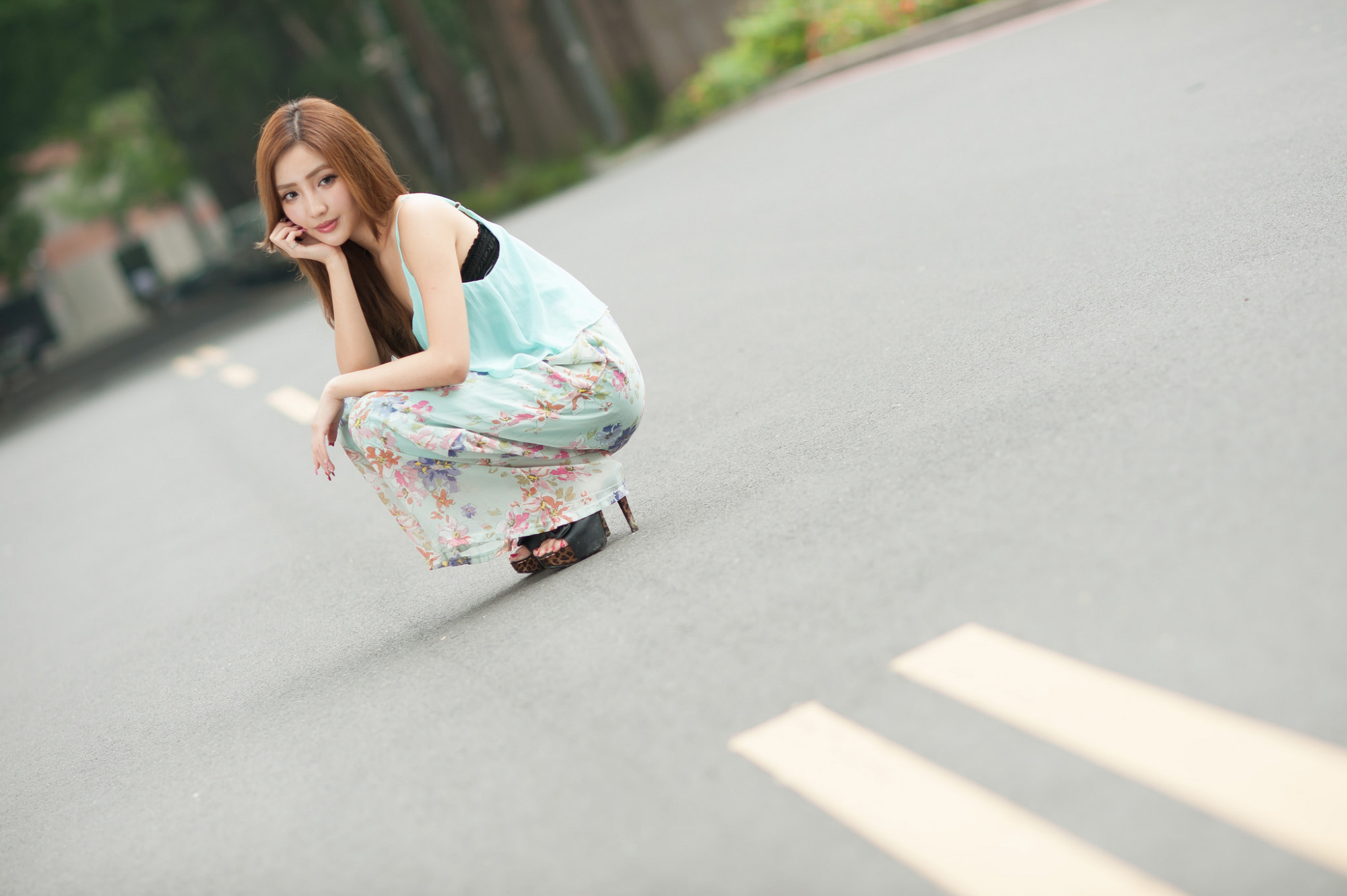 靓丽美女赵芸吊带小衫配碎花长裙清新写真