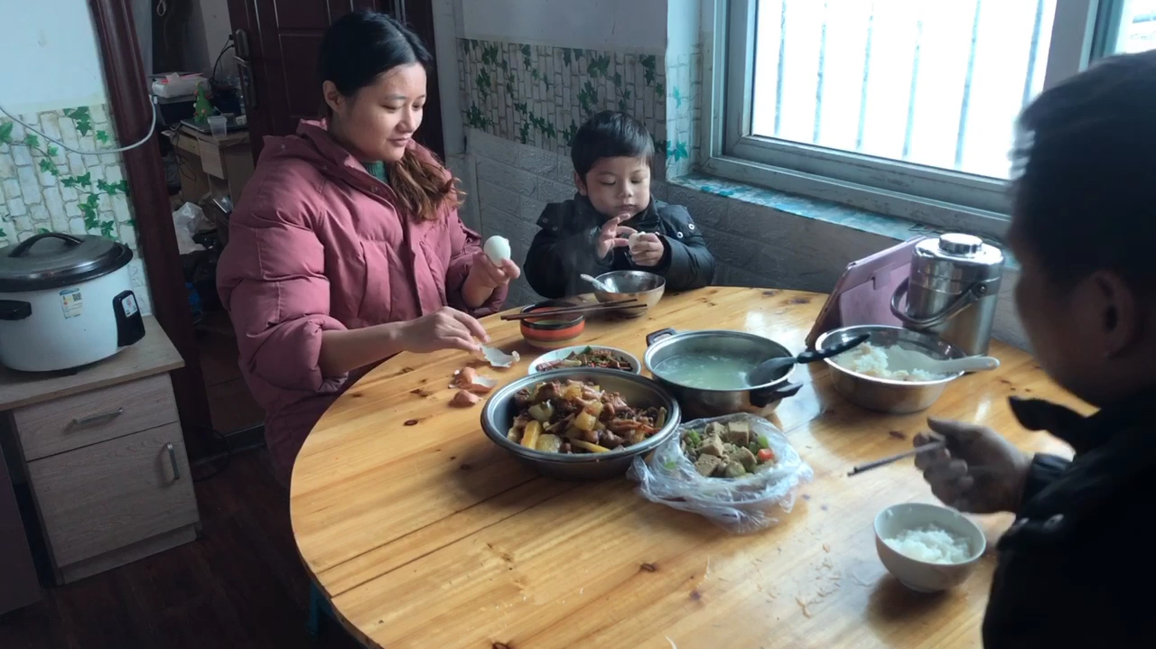 静静的日常:土豆炒鸡 蒜苗炒香干 还有一个凉拌菜