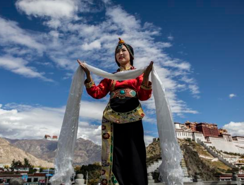 拉姆拉错位于西藏山南加查县境内,湖面海拔5080米,在藏语中的意思是"