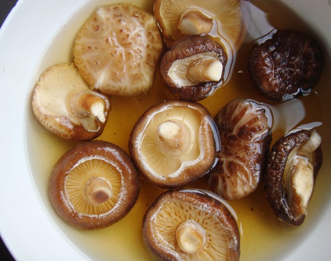 泡发香菇别再用干净的水,火锅店大厨教我诀窍,节省时间味道鲜美