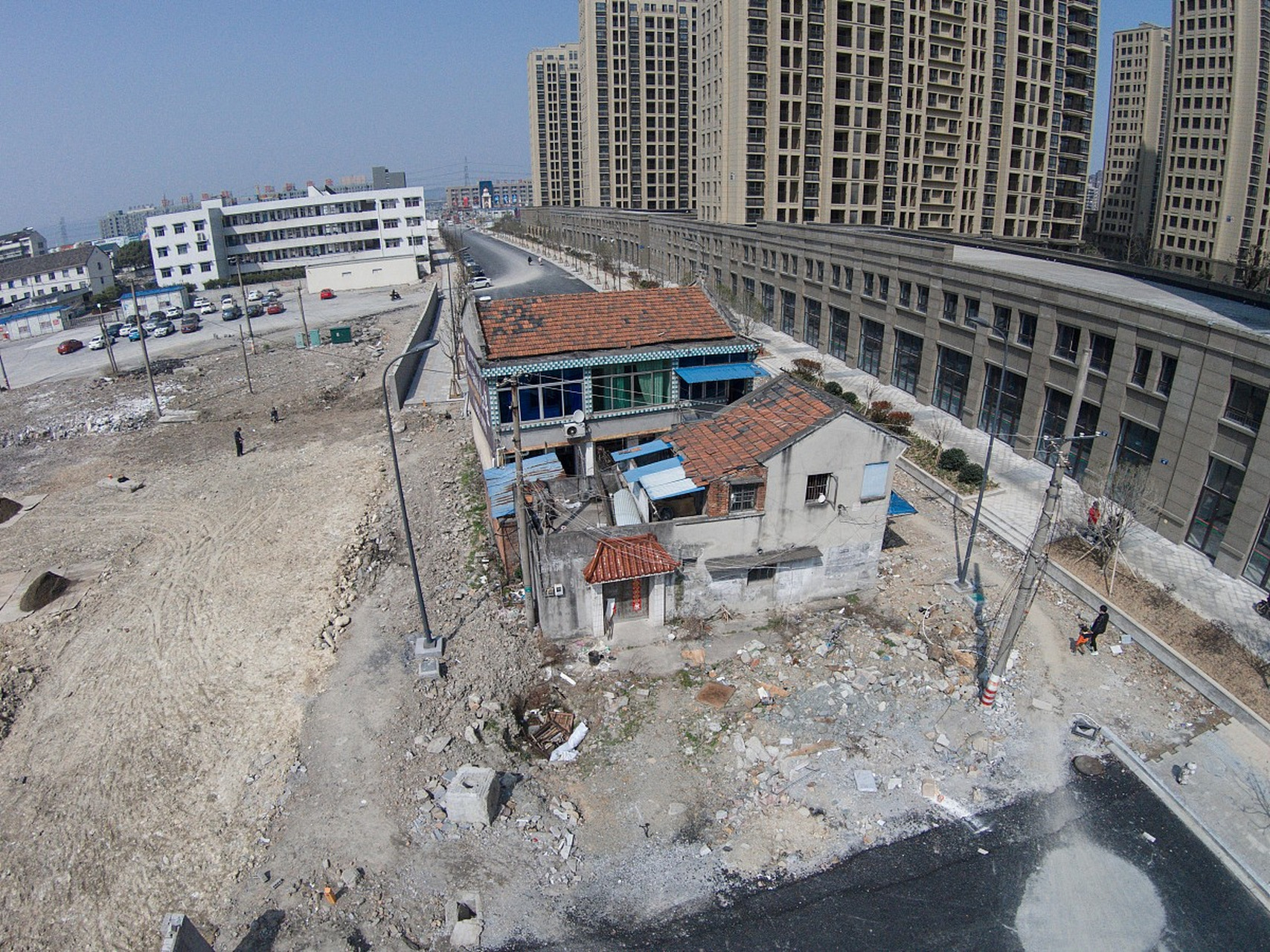 广州最牛钉子户 广州比较知名的"最牛钉子户"有梁蓉和李雪菊