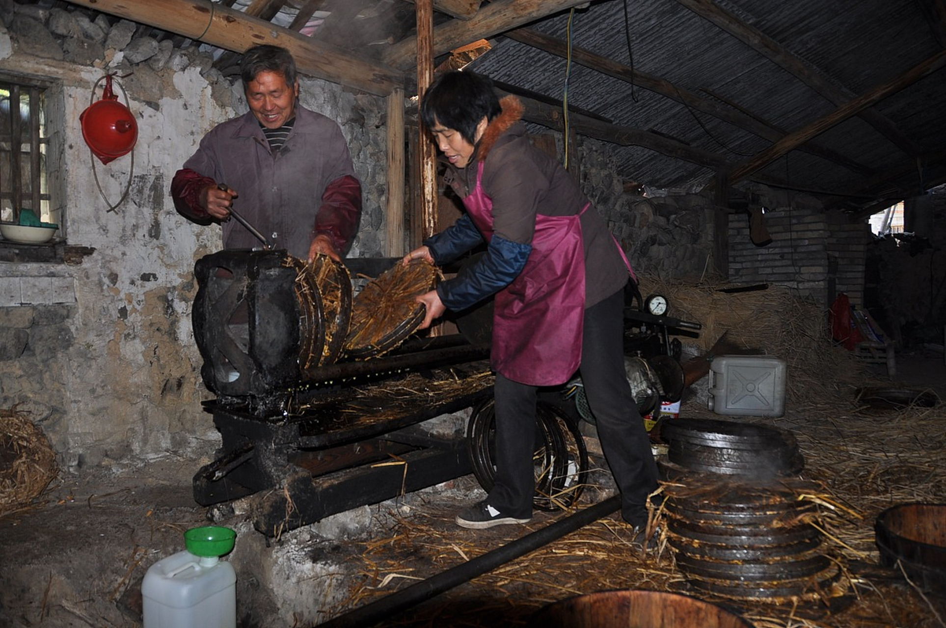 一些由小作坊所生产的"土榨纯正花生油",是否就真的"原生态无公害"?