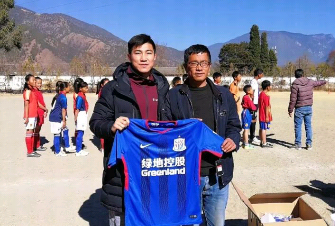 孙世林是中超球员学习的榜样,孙世林向学校捐献许多体育器材