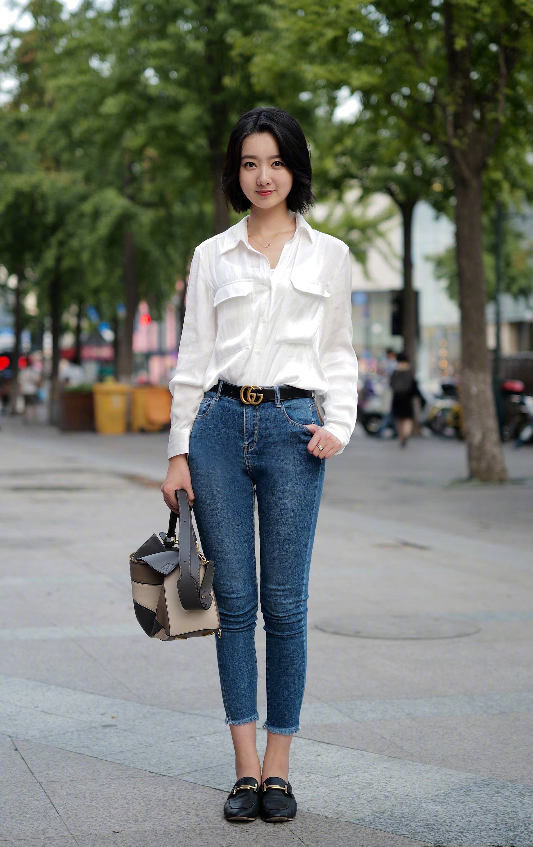 街拍:图四美女真大胆,白皙女孩霸气十足!